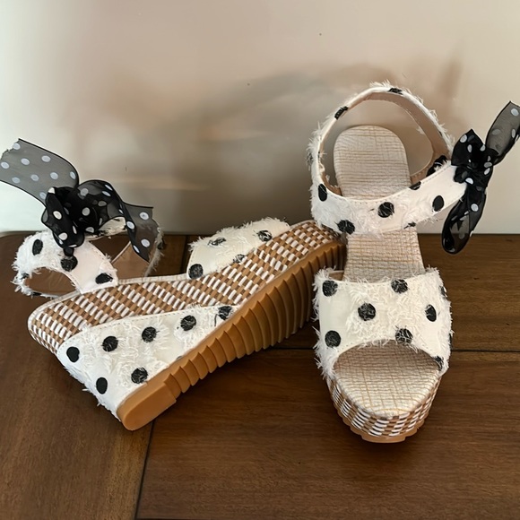 White and black polka dot wedges size 5 - Picture 2 of 3